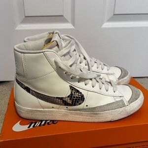 Nike Blazer 77’ Mid SE wmns 7.5 sail/particle beige